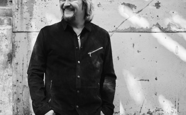 Travis Tritt Releases Official Music Video for “Smoke In A Bar” - Out Now